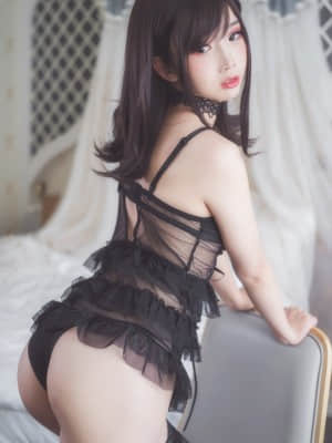 Cô gái cổ tích pancake màu đen trong não - áo khoác đen